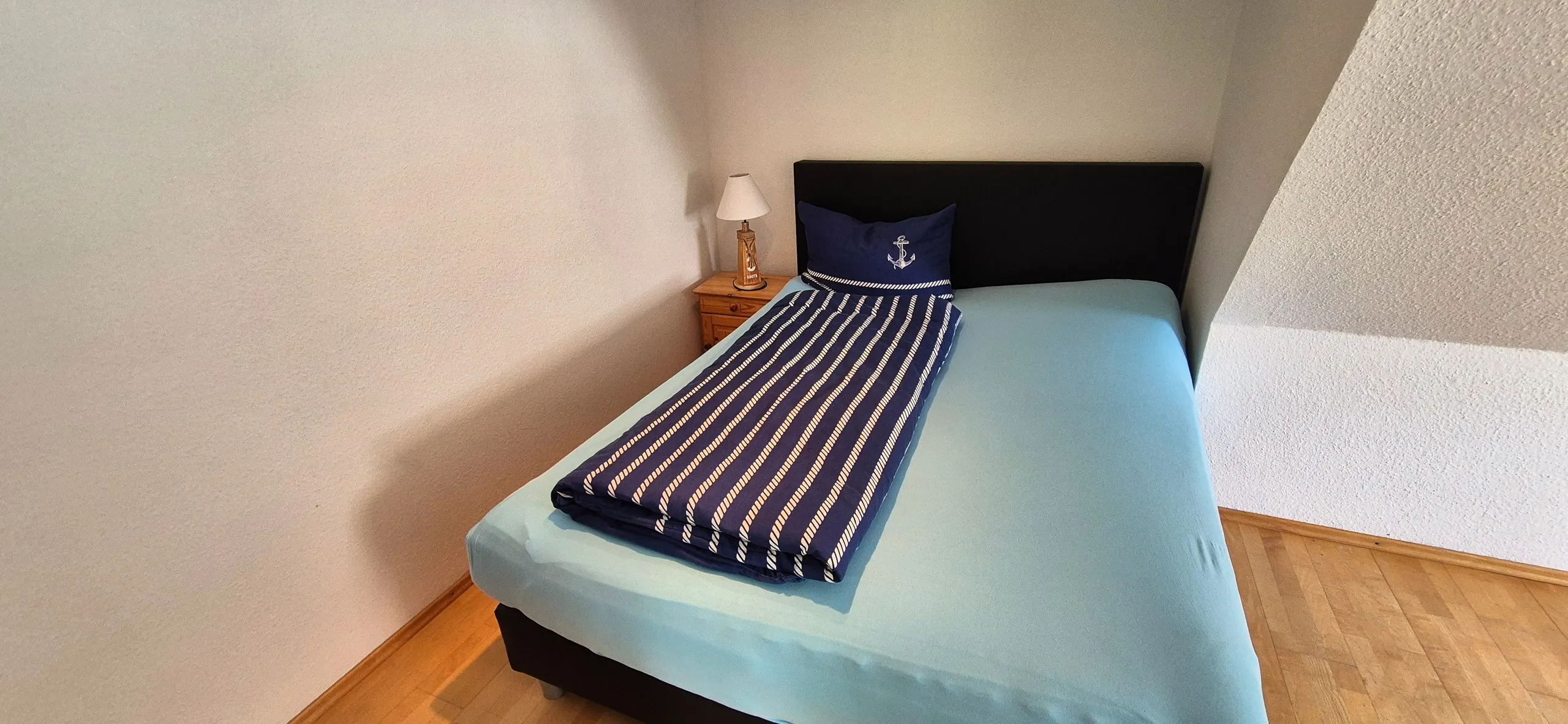 Blauer Salon – Kleines, helles Schlafzimmer mit Einzel- bzw.